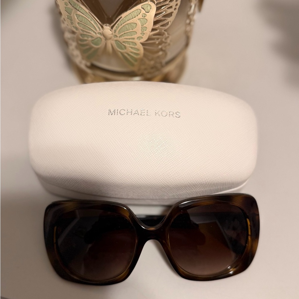 Michael Kors Brown Tortoiseshell Sunglasses with White Case - Picture 1 of 3